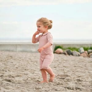 Palma UV-sunsuit S/S - rose-nude - Petit Crabe
