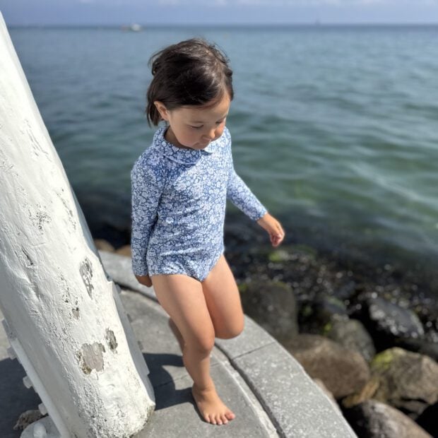 UV Badedragt med Peter Pan krave L/S – “Evening Sky” Made with Liberty fabric