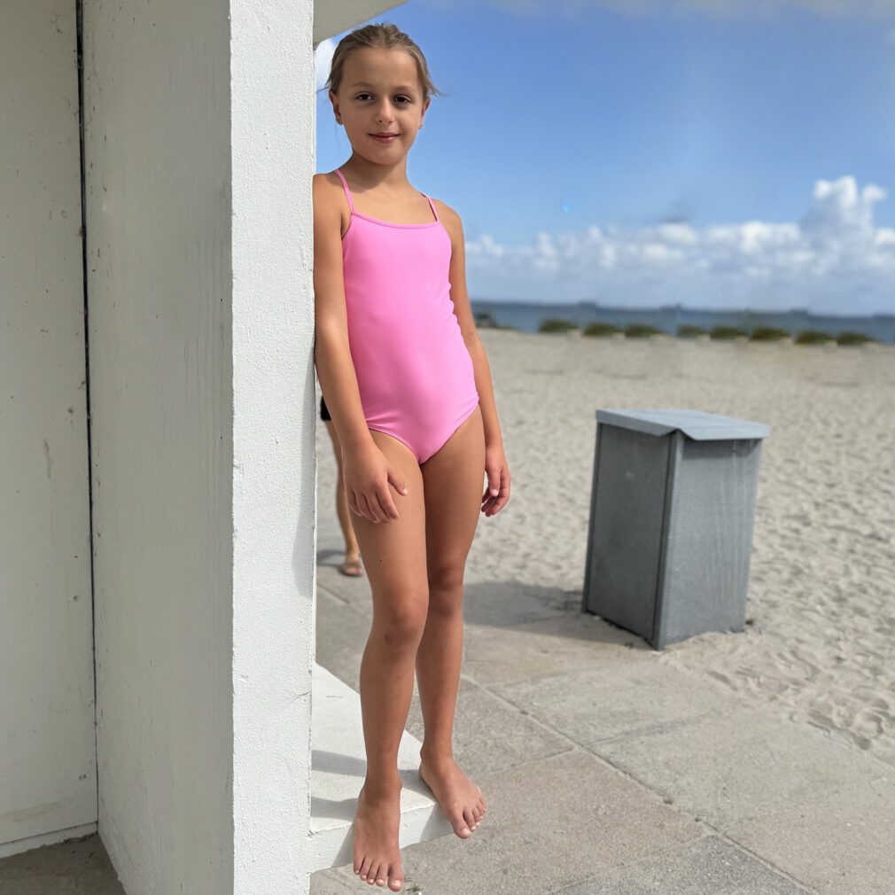 16-SUGA Barbara swimsuit girl_3